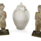 Zwei stehende Figuren und eine Deckelurne aus Keramik - photo 1