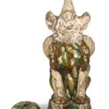 Wächterfigur und blütenförmige Schale mit Sancai-Glasur - Foto 1
