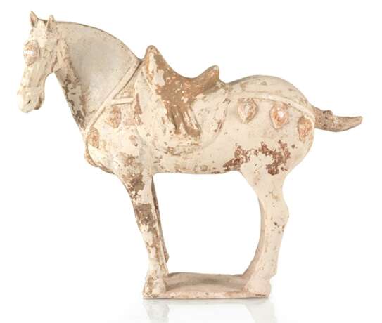 Unglasiertes Keramikmodell eines stehenden Pferdes - фото 1