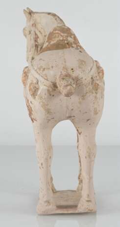 Unglasiertes Keramikmodell eines stehenden Pferdes - фото 2