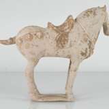 Unglasiertes Keramikmodell eines stehenden Pferdes - photo 3