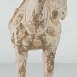 Unglasiertes Keramikmodell eines stehenden Pferdes - photo 4