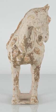 Unglasiertes Keramikmodell eines stehenden Pferdes - фото 4