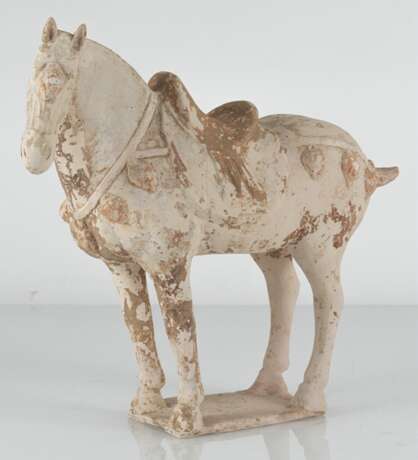 Unglasiertes Keramikmodell eines stehenden Pferdes - фото 5