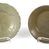 Zwei kleine Seladon-Schalen, eine in Blütenform - photo 1