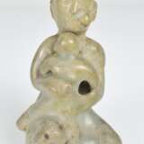 Zwei kleine Schalen, ein Ösentopf und eine Figur mit Seladonglasur - Foto 3