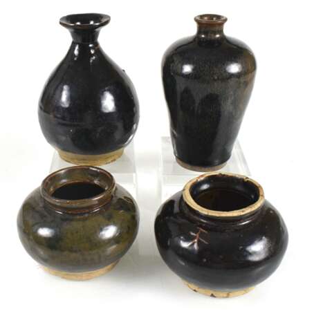 Zwei Vasen und zwei Keramikgefäße mit schwarzer Glasur - Foto 1