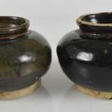 Zwei Vasen und zwei Keramikgefäße mit schwarzer Glasur - Foto 2