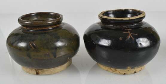 Zwei Vasen und zwei Keramikgefäße mit schwarzer Glasur - photo 2