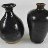 Zwei Vasen und zwei Keramikgefäße mit schwarzer Glasur - Foto 3