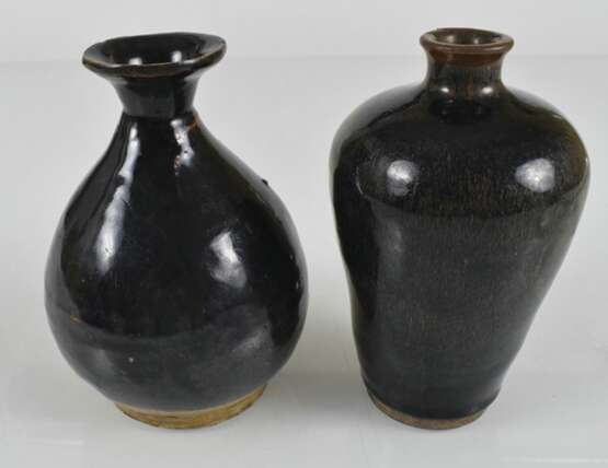 Zwei Vasen und zwei Keramikgefäße mit schwarzer Glasur - photo 3