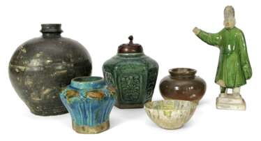 Vier Vasen, eine Schale und eine Figur aus Keramik