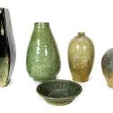 Vier Vasen und eine Schale, u. a. aus Shiwan-Ware - фото 1