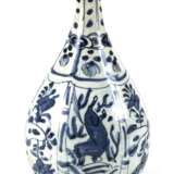 Unterglasurblau dekorierte Kraak-Flaschenvase mit Pferden und Blüten - Foto 1