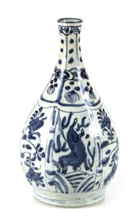 Unterglasurblau dekorierte Kraak-Flaschenvase mit Pferden und Blüten - Foto 1