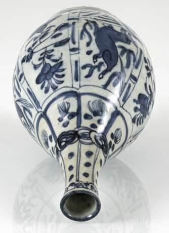 Unterglasurblau dekorierte Kraak-Flaschenvase mit Pferden und Blüten - Foto 3