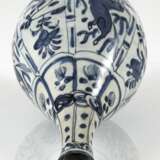 Unterglasurblau dekorierte Kraak-Flaschenvase mit Pferden und Blüten - фото 3