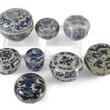 Acht Deckeldosen aus Porzellan mit blau-weißem Dekor - Foto 1