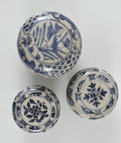 Acht Deckeldosen aus Porzellan mit blau-weißem Dekor - Foto 2