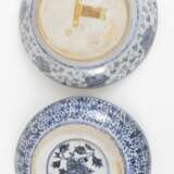 Zwei Porzellanteller mit blau-weißem Dekor - Foto 2