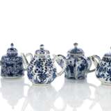 Sechs blau-weiß dekorierte Teekännchen - photo 1