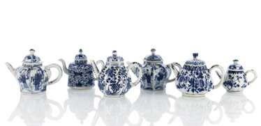 Sechs blau-weiß dekorierte Teekännchen