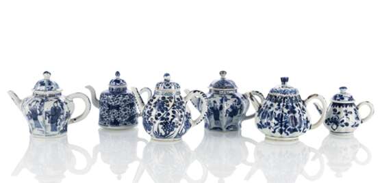 Sechs blau-weiß dekorierte Teekännchen - фото 1