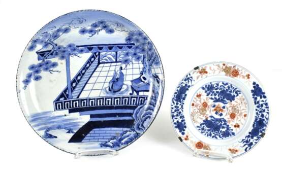 Porzellanplatte mit blau-weißem Figurendekor und ein Imari-Teller - Foto 1