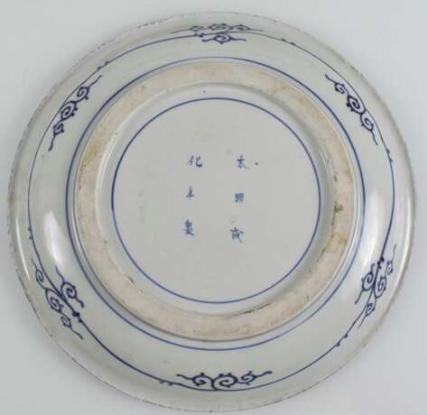 Porzellanplatte mit blau-weißem Figurendekor und ein Imari-Teller - фото 2