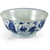Unterglasurblau dekorierte Schale aus Porzellan mit Gelehrten und Dienerknaben - фото 1
