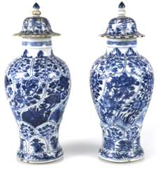 Zwei unterglasurblaue Deckelvasen aus Porzellan mit Floraldekor