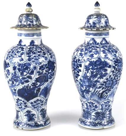 Zwei unterglasurblaue Deckelvasen aus Porzellan mit Floraldekor - photo 1