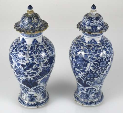Zwei unterglasurblaue Deckelvasen aus Porzellan mit Floraldekor - фото 2