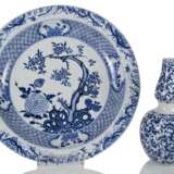 Kleine Doppelkürbis-Vase und Rundplatte mit blau-weißem Dekor - Foto 1