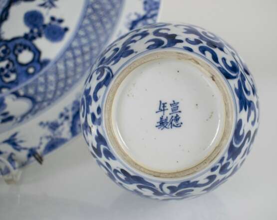 Kleine Doppelkürbis-Vase und Rundplatte mit blau-weißem Dekor - фото 2