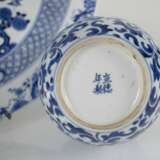 Kleine Doppelkürbis-Vase und Rundplatte mit blau-weißem Dekor - Foto 2