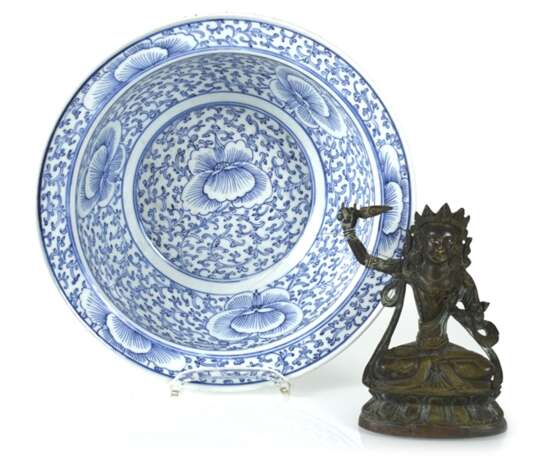 Blau-weiß dekorierte Porzellanschale und eine kleine Bronze des Manjushri - фото 1