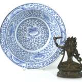 Blau-weiß dekorierte Porzellanschale und eine kleine Bronze des Manjushri - Foto 1