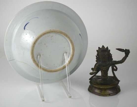 Blau-weiß dekorierte Porzellanschale und eine kleine Bronze des Manjushri - Foto 3