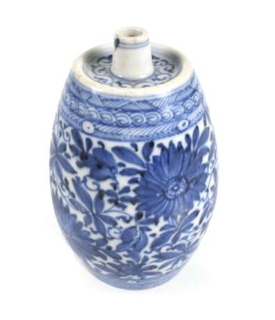 Vase in Fassform mit unterglasurblauem Lotosdekor - фото 1
