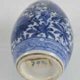 Vase in Fassform mit unterglasurblauem Lotosdekor - Foto 2