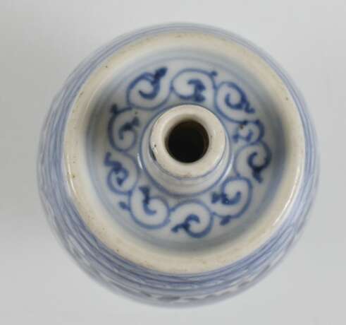 Vase in Fassform mit unterglasurblauem Lotosdekor - Foto 3