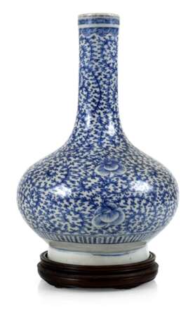 Flaschenvase aus Porzellan mit blau-weißem Floraldekor - Foto 1
