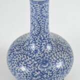 Flaschenvase aus Porzellan mit blau-weißem Floraldekor - Foto 2