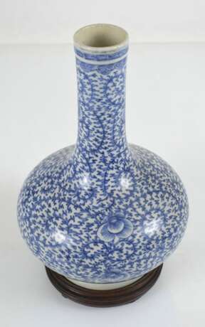 Flaschenvase aus Porzellan mit blau-weißem Floraldekor - Foto 2