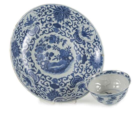 Unterglasurblaue Schale und Kumme aus Porzellan mit Blütendekor - Foto 1