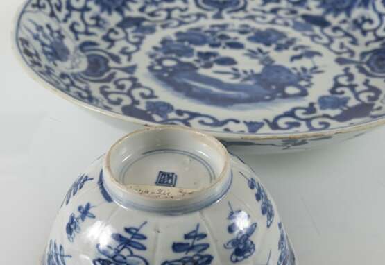 Unterglasurblaue Schale und Kumme aus Porzellan mit Blütendekor - Foto 4