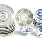 Siebzehn Porzellanteller mit blau-weißem Dekor - Foto 1