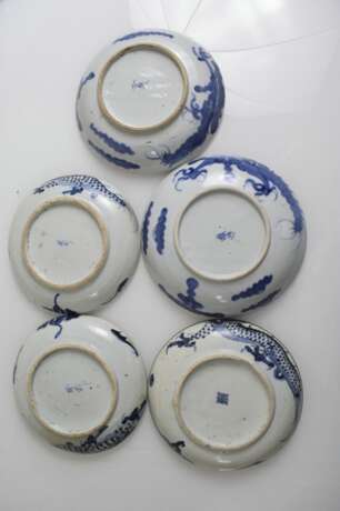Siebzehn Porzellanteller mit blau-weißem Dekor - Foto 3