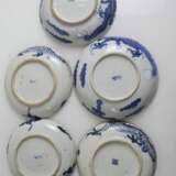 Siebzehn Porzellanteller mit blau-weißem Dekor - photo 3